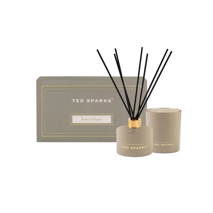 Giftset geurkaars en geurstokjes tonka pepper - Ted Sparks Giftset geurkaars en geurstokjes tonka pepper - Ted Sparks