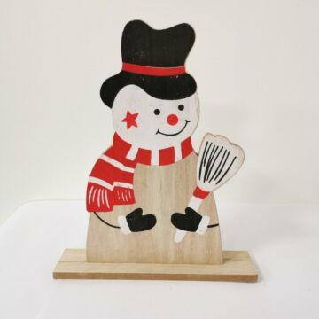 Houten sneeuwpop met bezem
